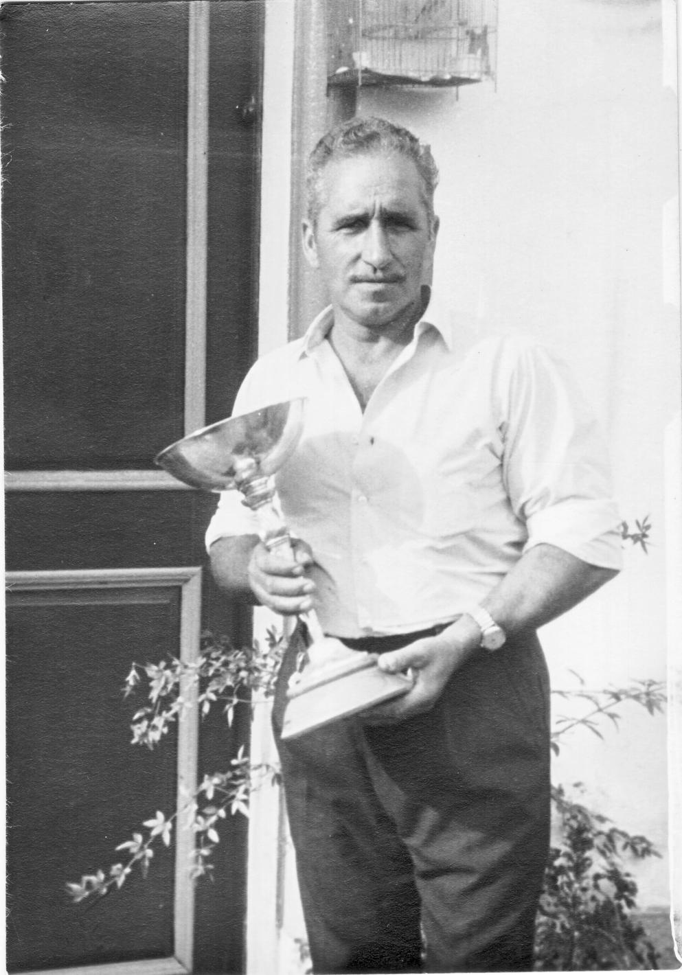 Imagen - Con la copa de Campeón de pesca en la playa de Salinas, hacia 1968