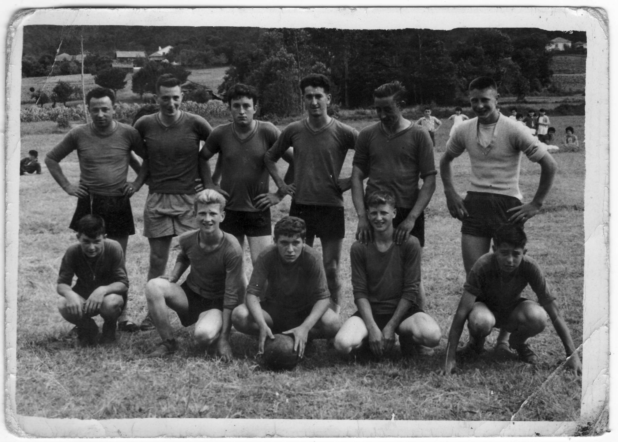 Imagen - Durante las fiestas de Valtravieso, partido de fútbol en 1965.
