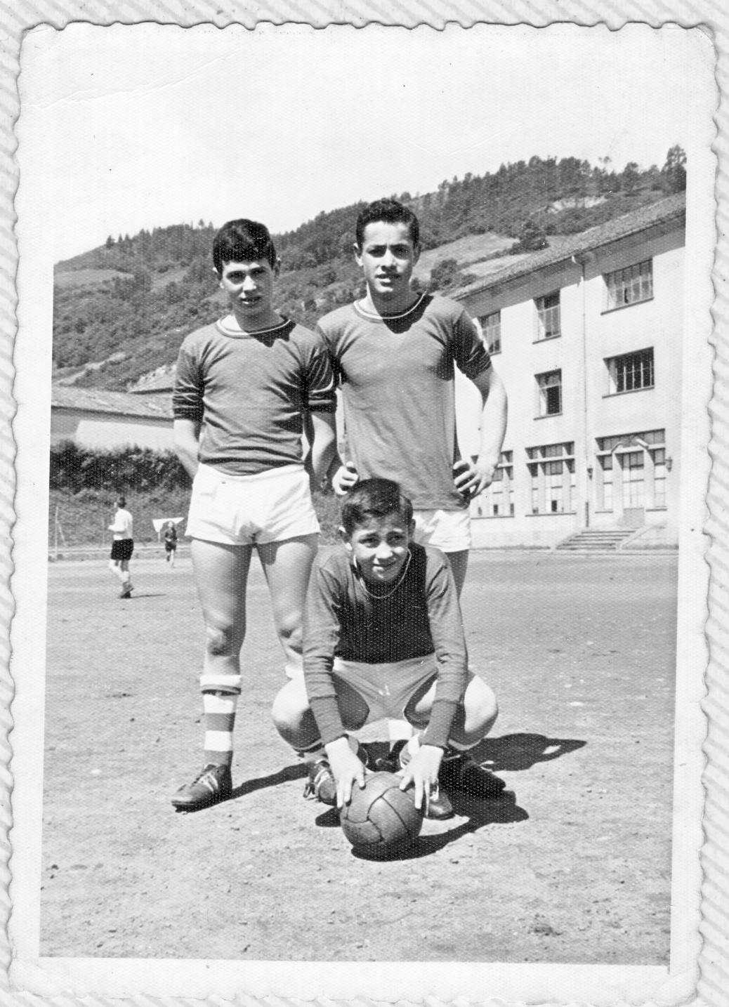 Imagen - E n el campo de fútbol, Pravia 1960.