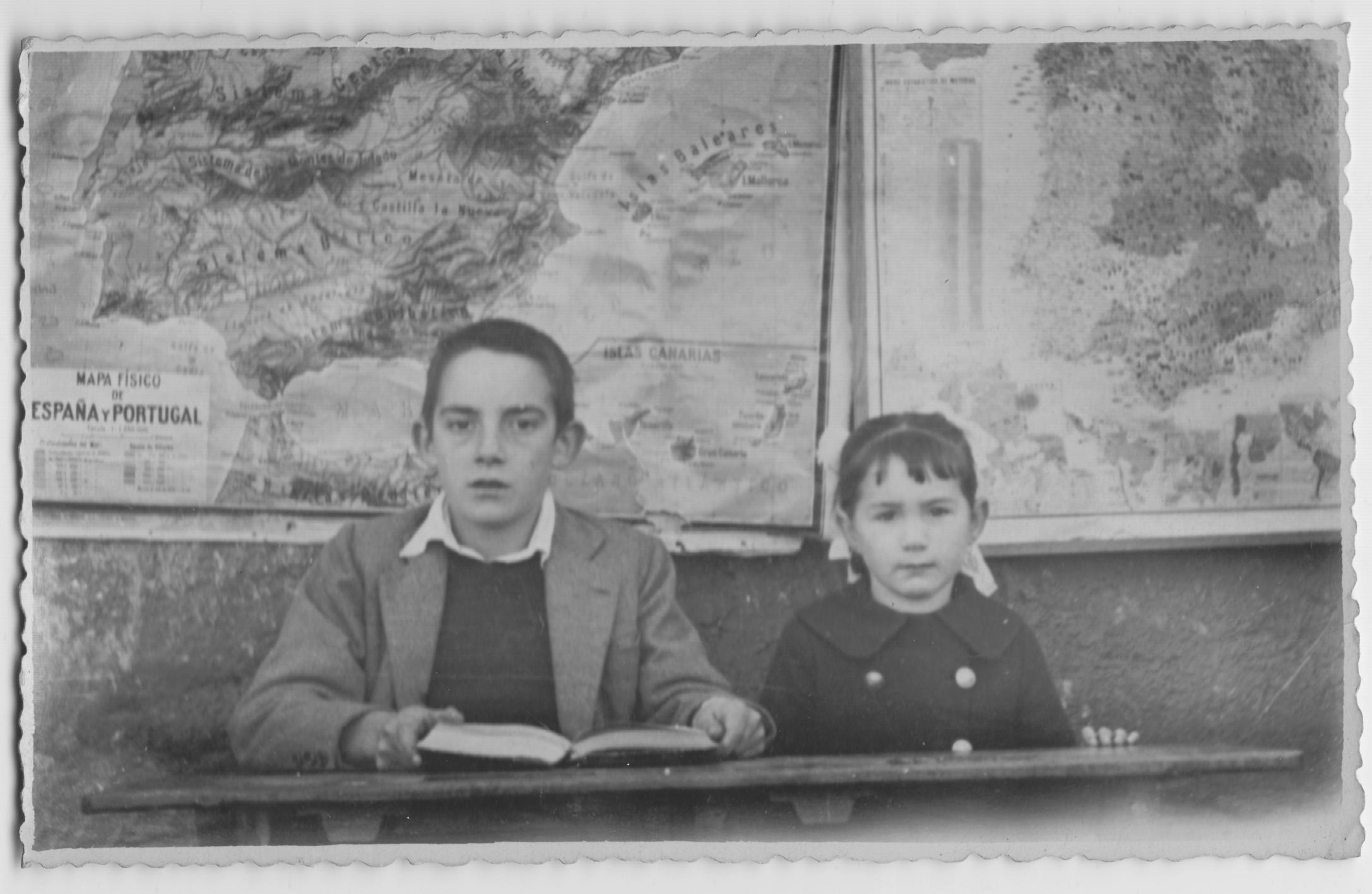 Imagen - Eduardo y María Elena en la escuela de Eno (Amieva)