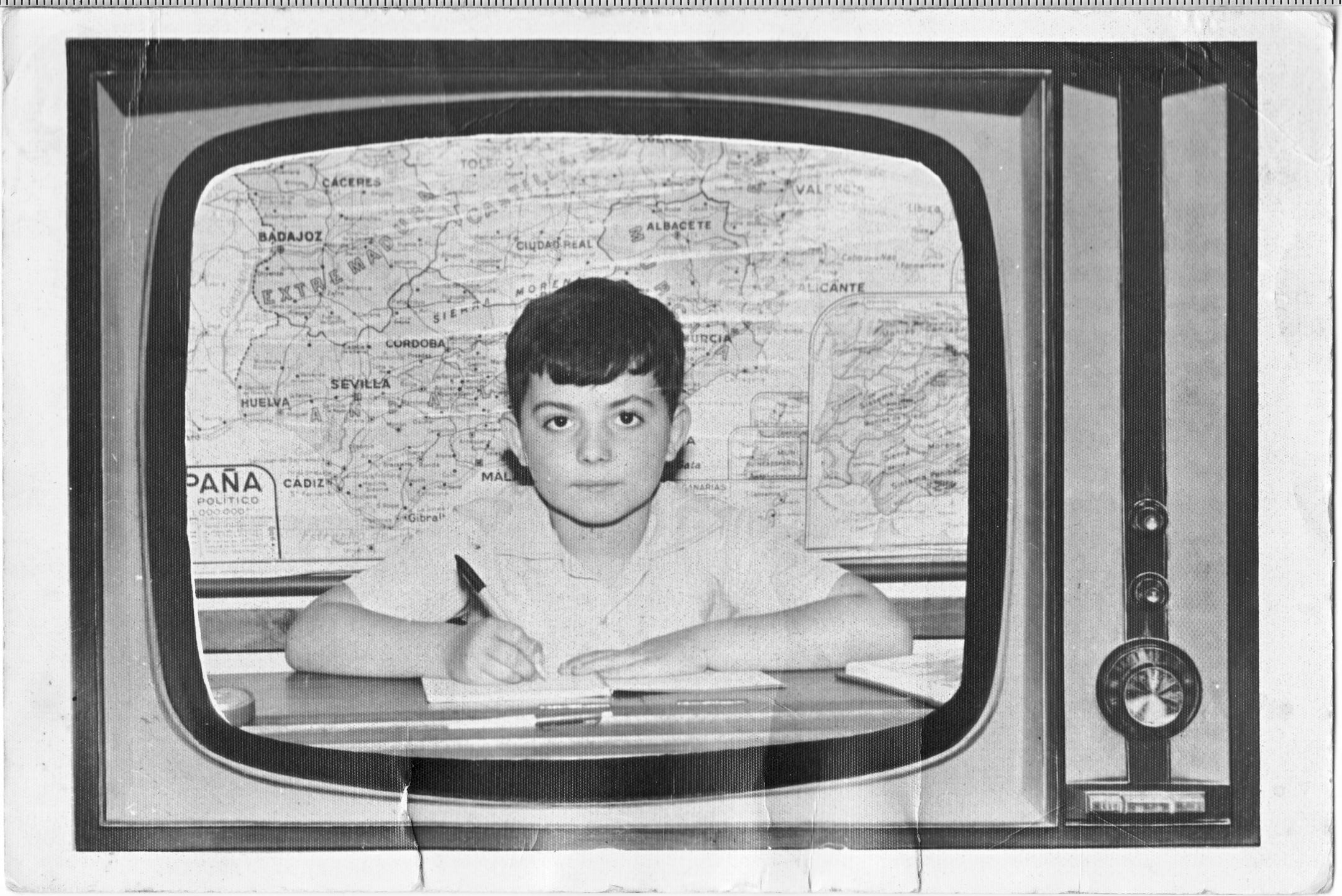 Imagen - Fotografía escolar a través de un televisor
