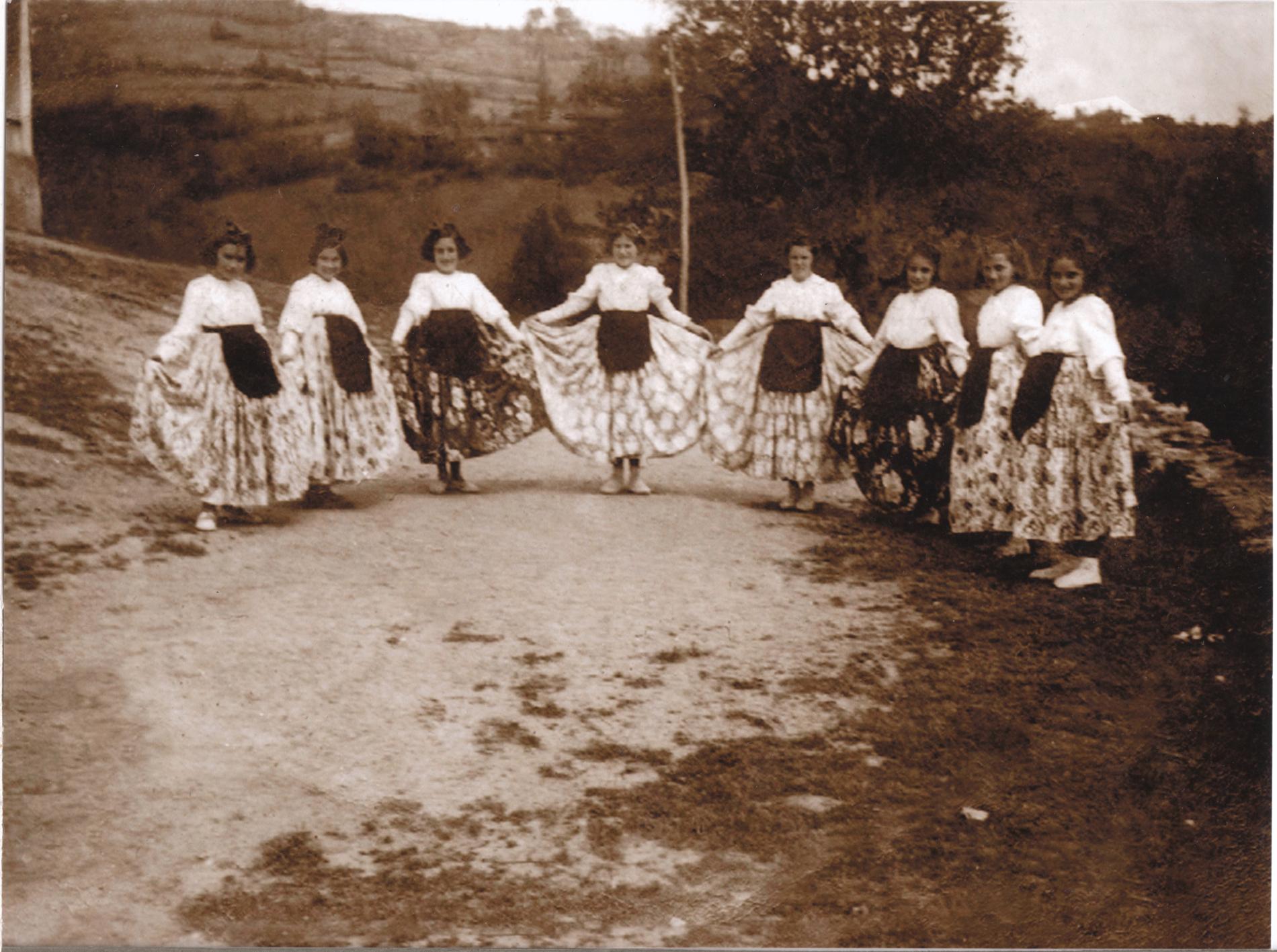 Imagen - Grupo de teatro en San Julián de Bimenes