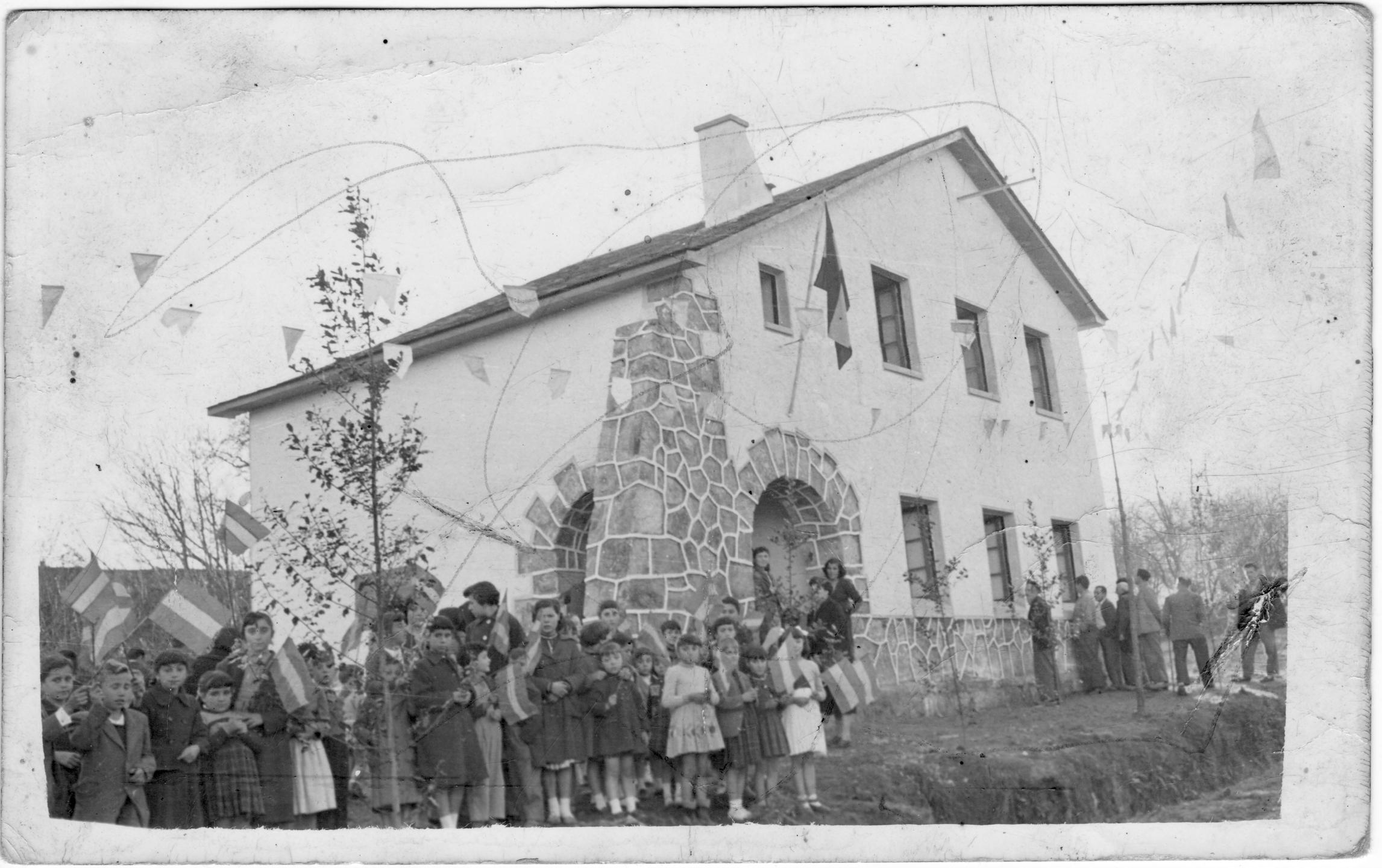 Imagen - Inauguración de la Escuela de Valtravieso (Valdés) en 1957