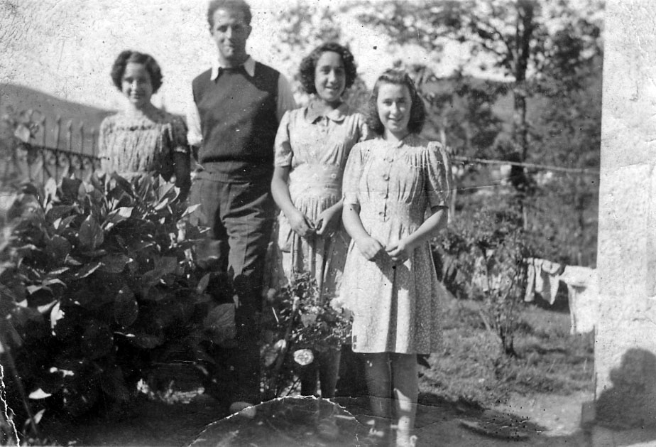 Imagen - Leandro el maestro, con tres de sus alumnas de Priede (Piloña), año 1945