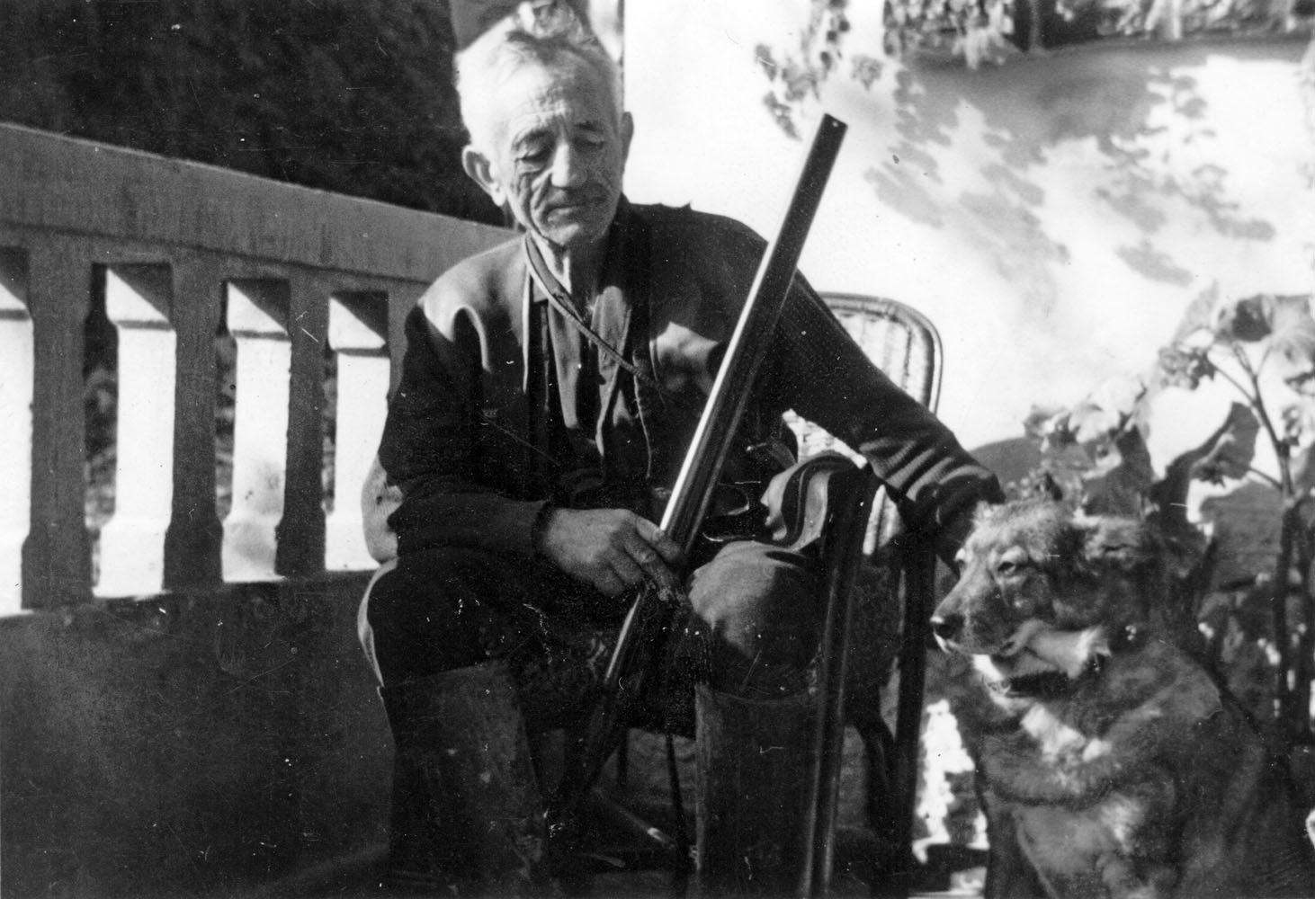 Imagen - Manuel Campo, con la escopeta y uno de sus perros de caza