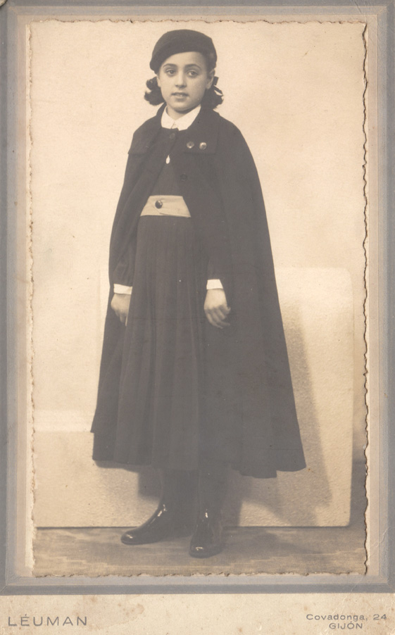 Imagen - María Oliva Victoria Cortizo Teja con uniforme del colegio San Vicente de Gijón