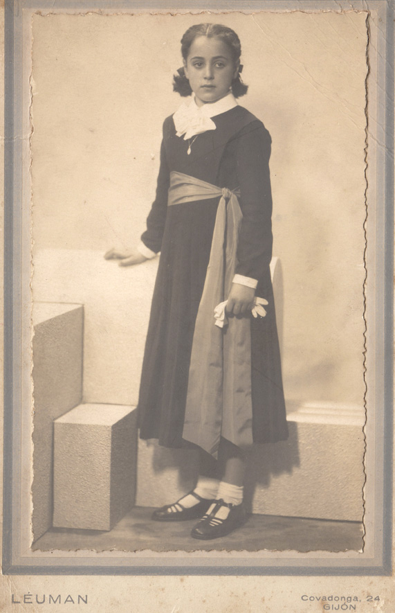 Imagen - María Oliva Victoria Cortizo Teja con uniforme del colegio San Vicente de Gijon