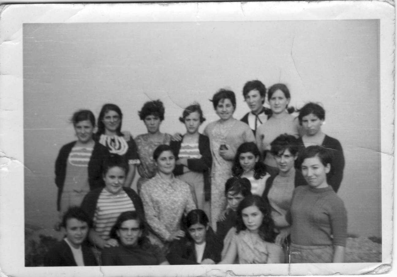 Imagen - María del Carmen González Martínez con sus compañeras del colegio