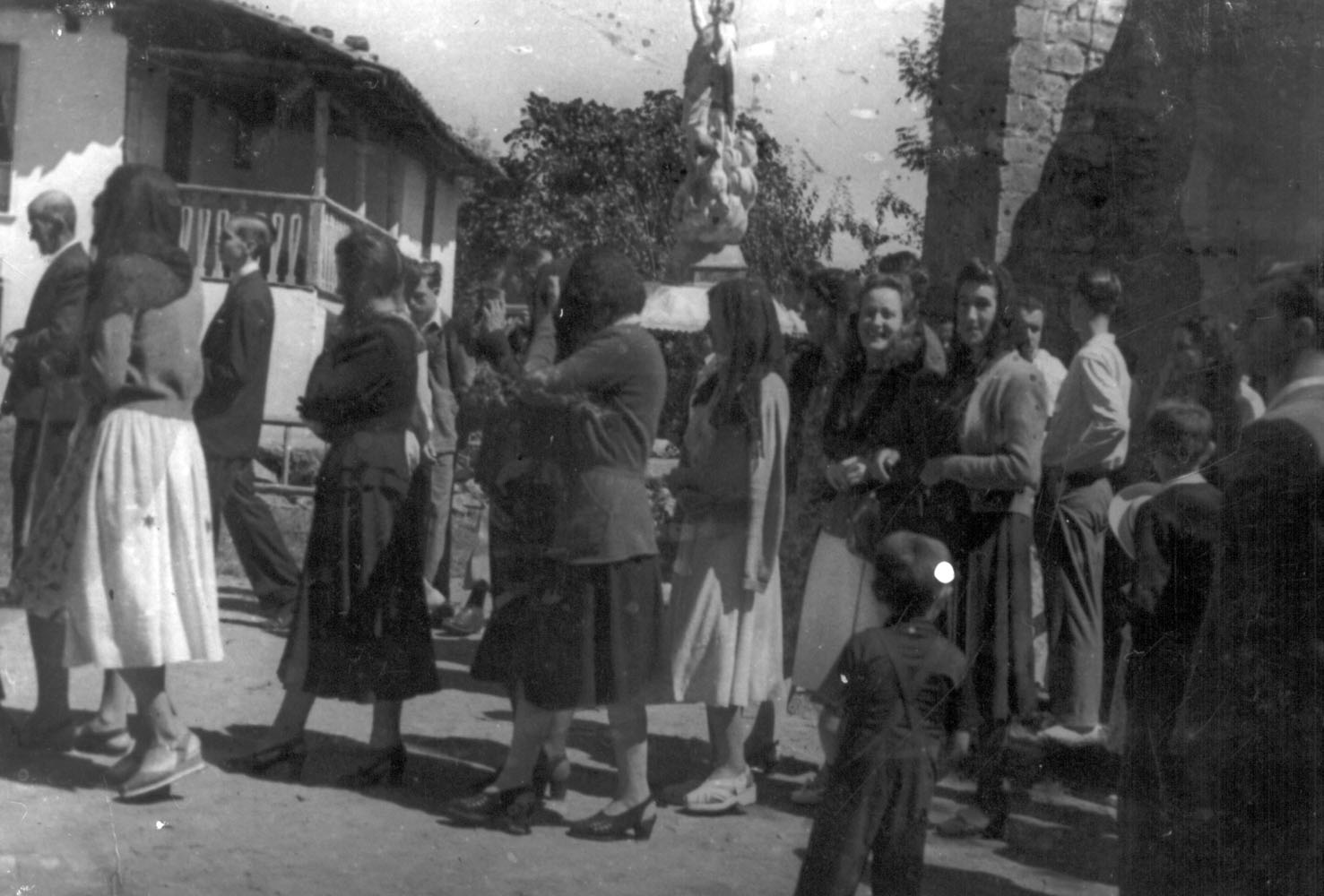 Imagen - Procesión con la virgen durante las Fiestas de Priede (Piloña), años 40