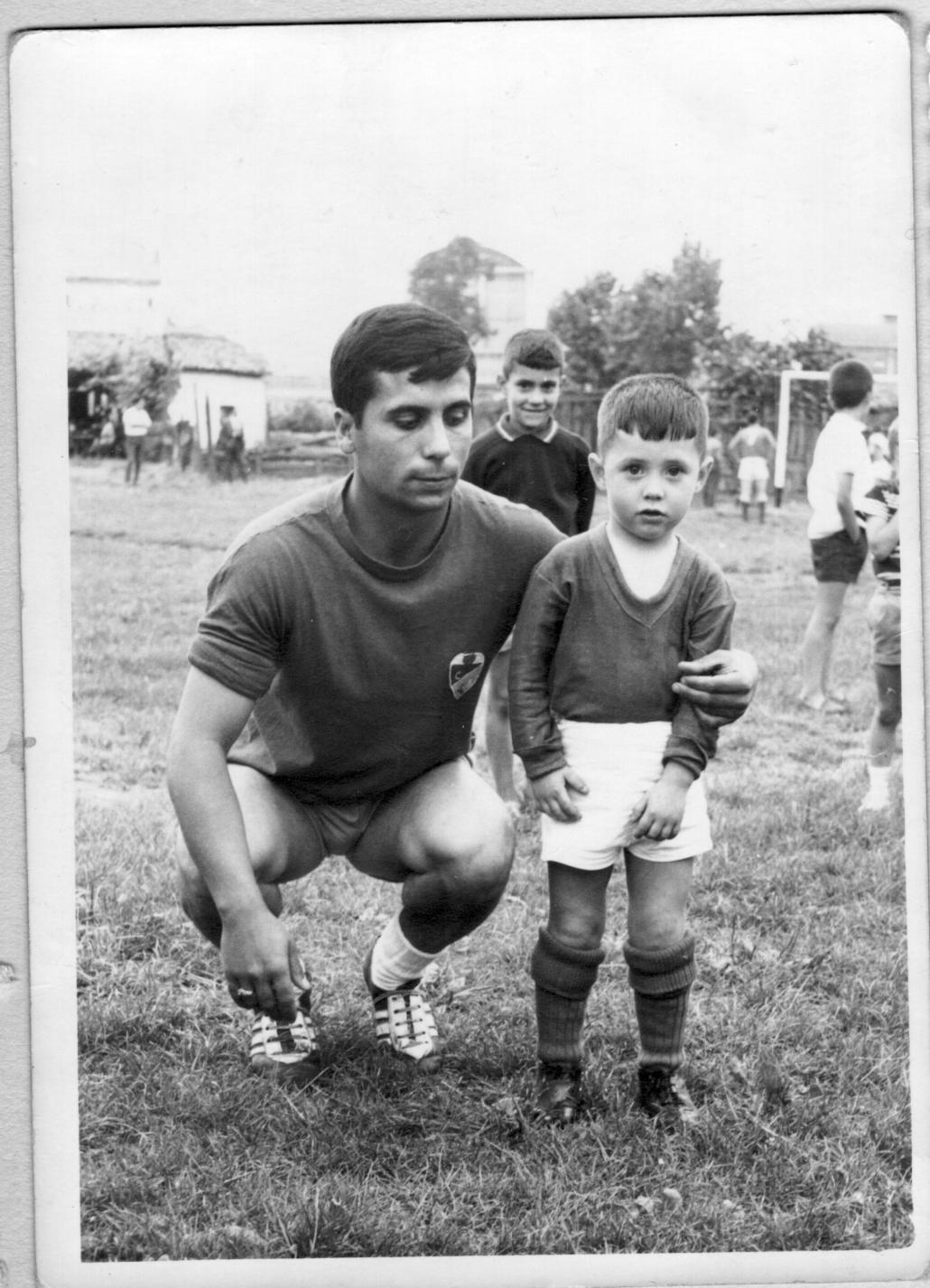 Imagen - Vestidos de futbolistas en Lada, Langreo, en 1966