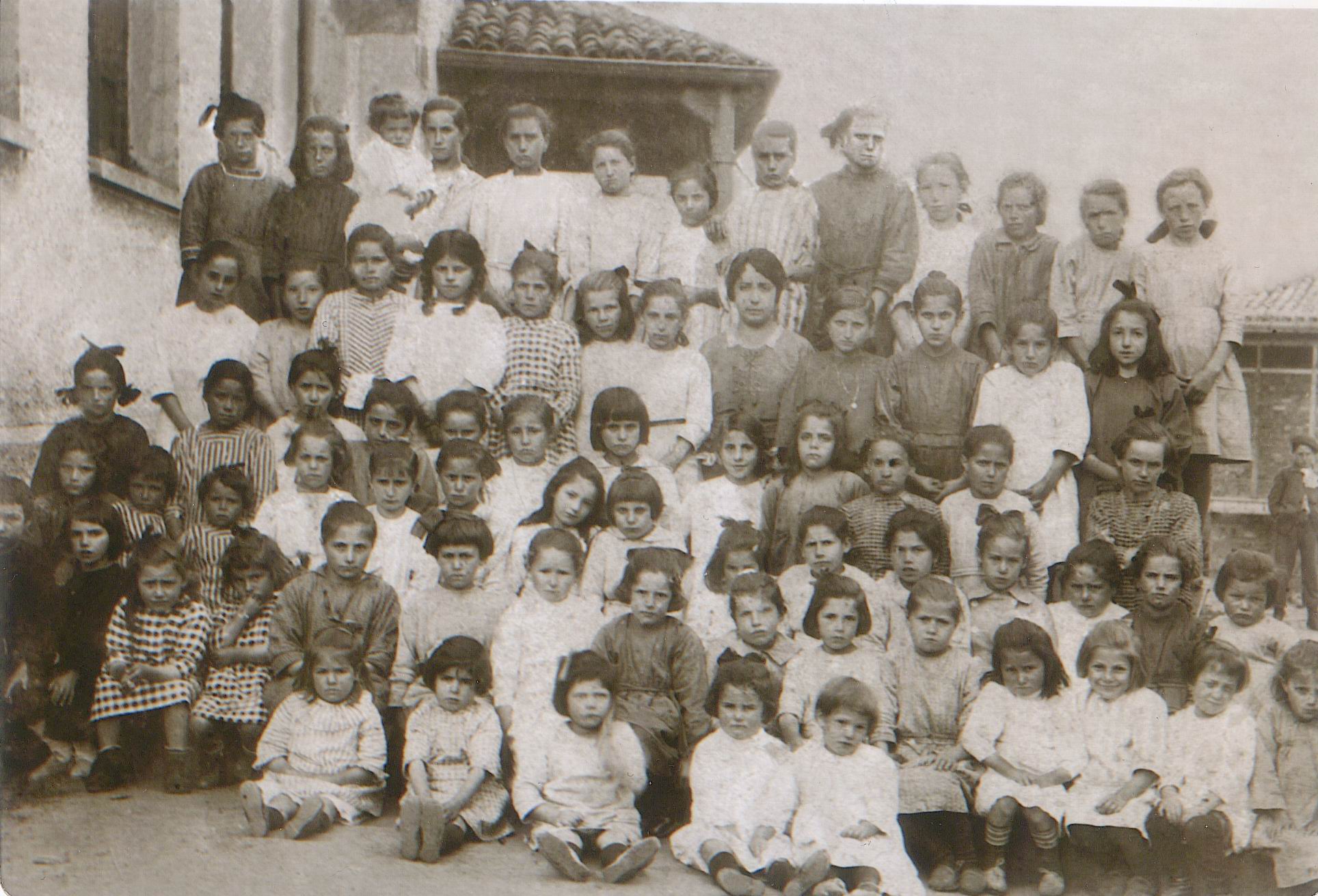 Imagen - Escuelas de Cocañín, niñas con cuadros y rayas en los vestidos