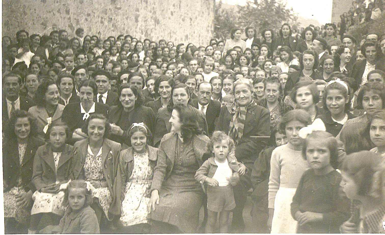 Imagen - Público en una obra de teatro en Cocañín en los años 40