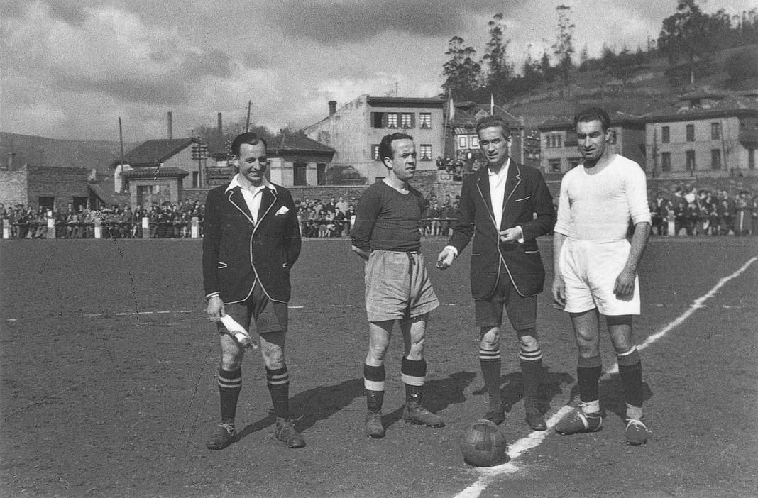 Imagen - Árbitro, linier y capitanes de equipos de fútbol antes del partido en Sama de Langreo, 1943