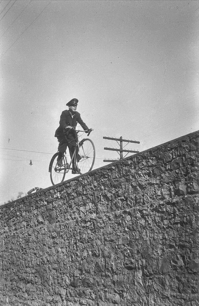 Imagen - Ciclista sobre un pretil en Laviana, 1944