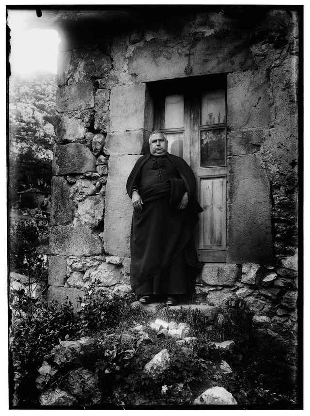 Imagen - Don Venancio Linera, párroco de Puertas, en la Rectoral, Puertas de Cabrales, 1913