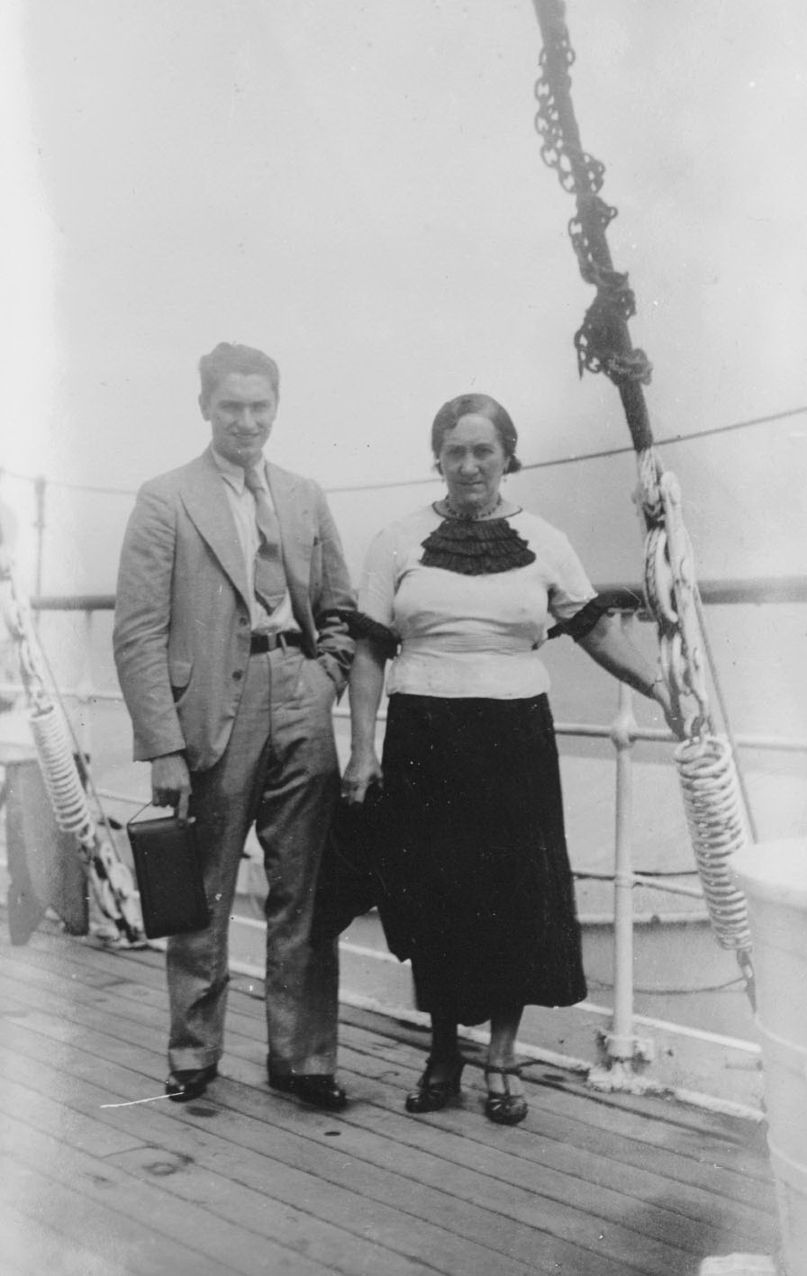 Imagen - Dos emigrantes naturales de Triongo (Cangas de Onís), en la cubierta de un vapor 