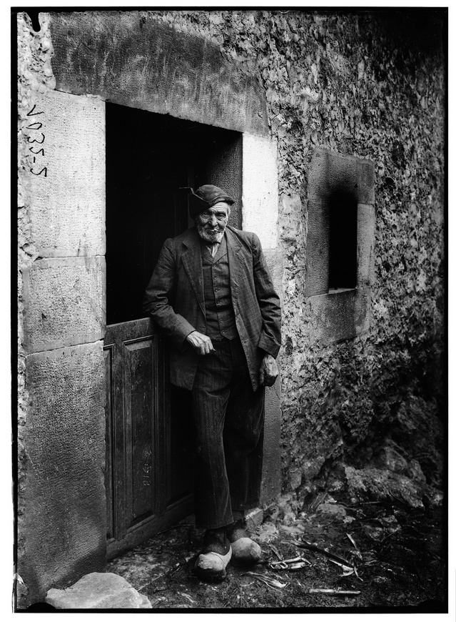 Imagen - El tío Manuel Llano Rojo en el barrio de El Caleyón en Puertas de Cabrales, 1913