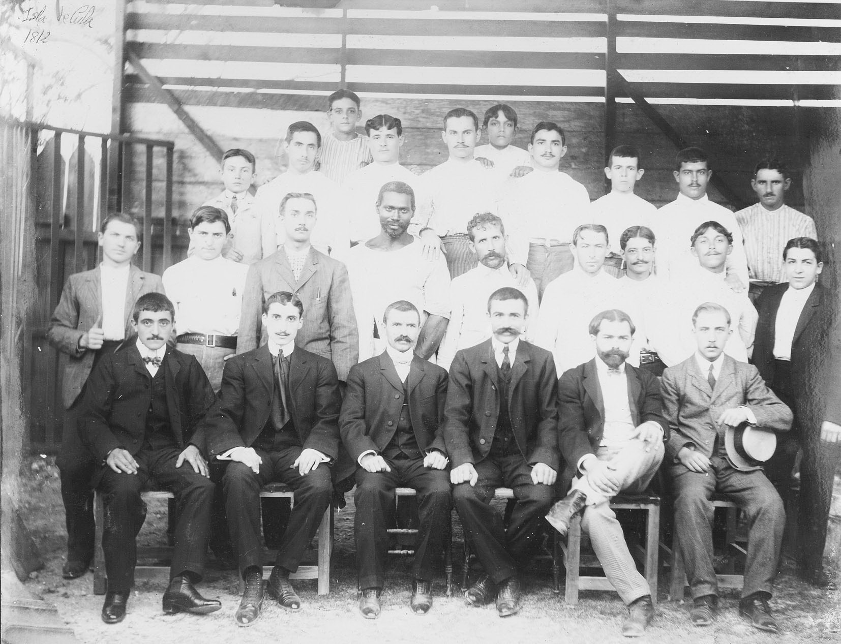 Imagen - Emigrante asturiano (sentado el cuarto por la izquierda) con sus socios y trabajadores, Cuba, 1910