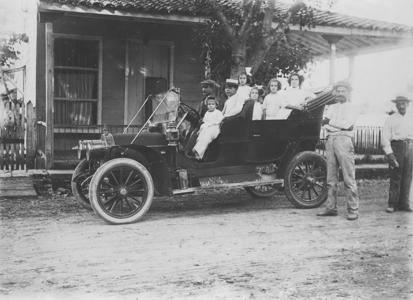 Imagen - Emigrante asturiano con familia, coche y casa en Camajuaní (Cuba) 