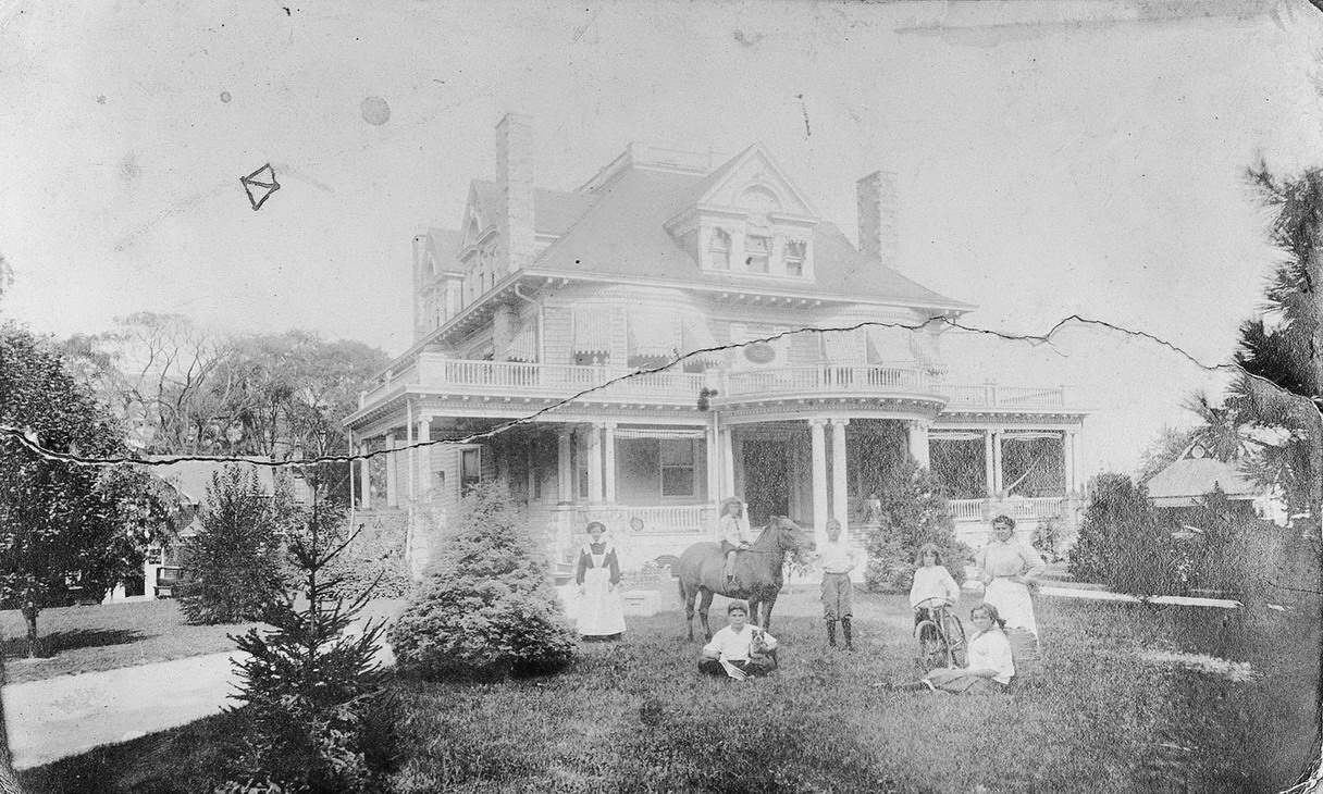 Imagen - Emigrantes asturianas delante de la casa en la que trabajaban, junto a los hijos de la familia
