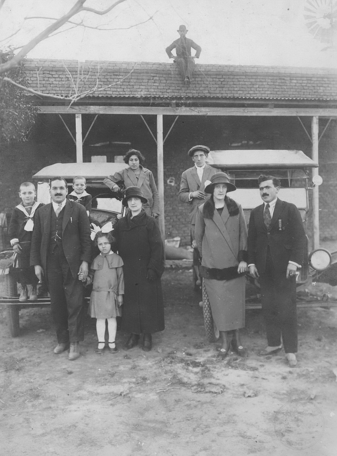Imagen - Emigrantes posando junto a sus coches Ford T, en Moldes F.C.O. (Argentina), 1918