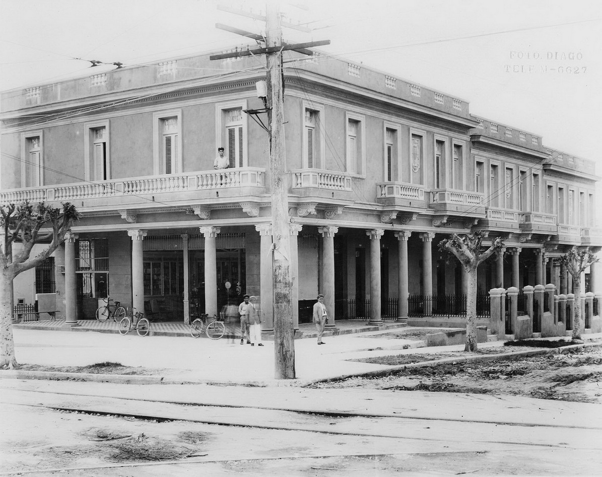 Imagen - Exterior de la casa y comercio de un emigrante natural de Boal, La Habana 