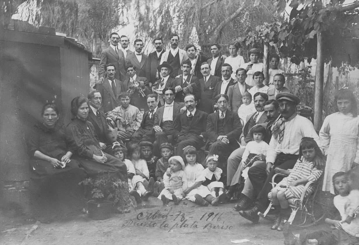 Imagen - Fiesta de emigrantes asturianos con un gaitero en Berisso, Puerto de la Plata (Argentina) 
