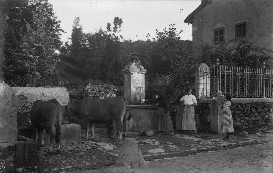 Imagen - Fuente construida en 1896 en Villamayor (Piloña), 1915
