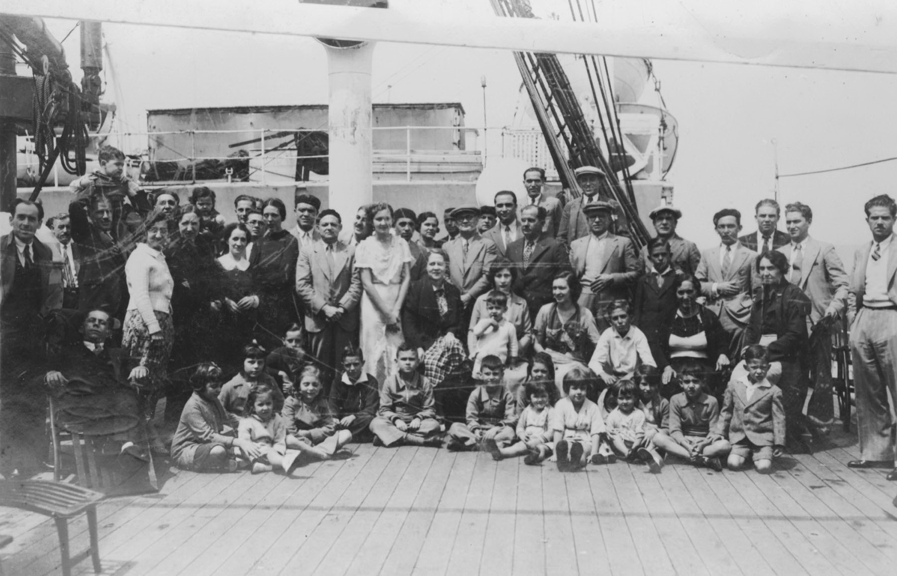 Imagen - Grupo de emigrantes en la cubierta de un vapor navegando hacia España 