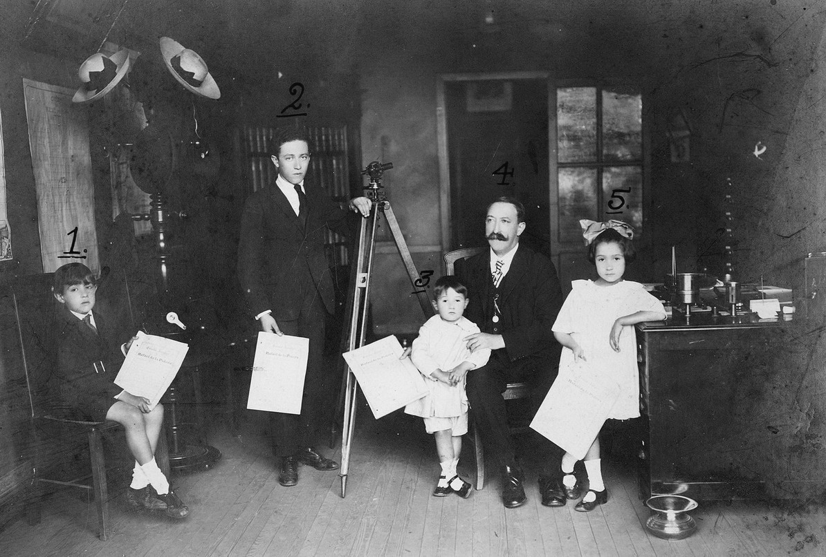 Imagen - Hijos y empleado del Rafael de la Piñera, de Colunga, en su 