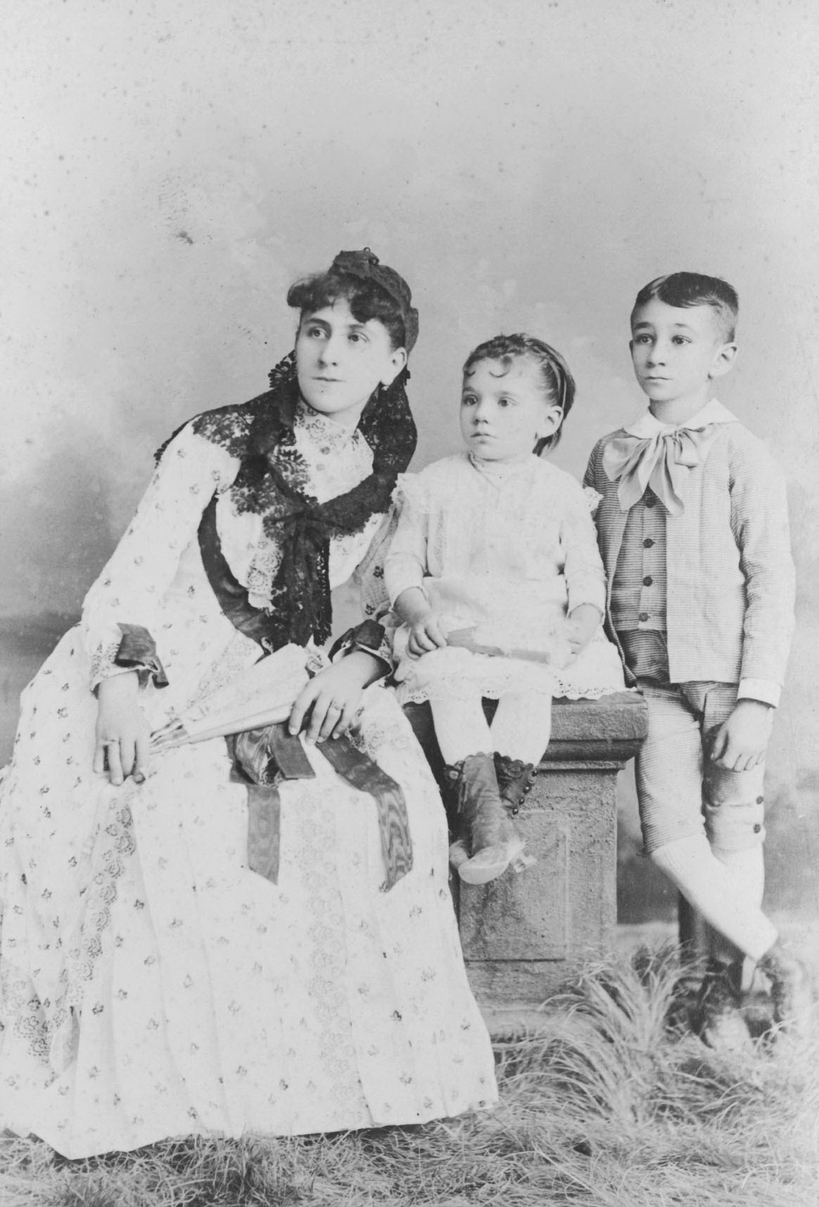 Imagen - J. A. Suárez. Retrato de una mujer con sus dos hijos, La Habana, 1889