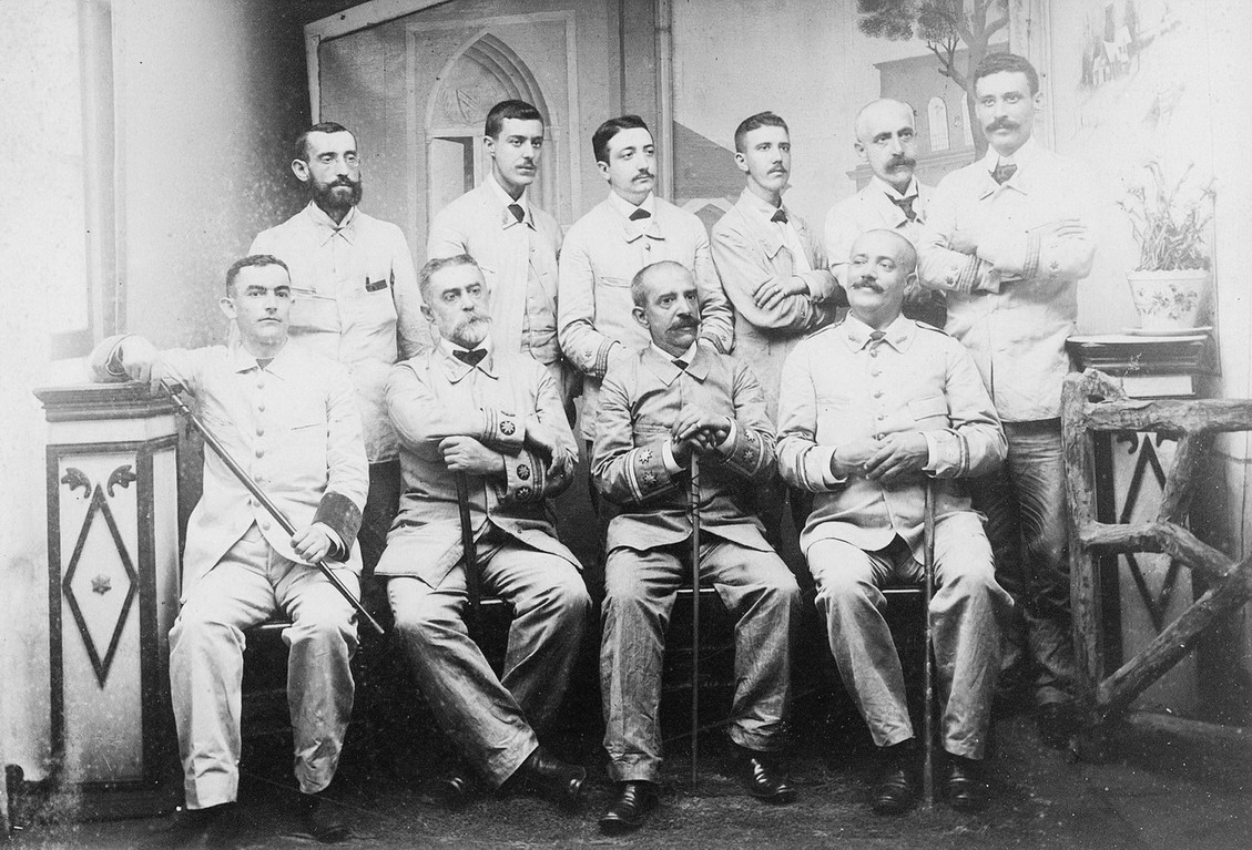 Imagen - Jefes y Oficiales médicos y un capellán castrense, Ciego de Ávila (Cuba), 1895