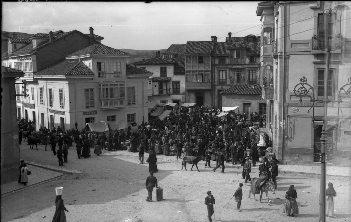 Imagen - La plaza de Les Campes en un día de mercado en Pola de Siero, 1915