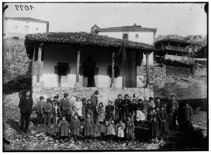 Imagen - Maestro y escolares delante de la escuela en Puertas de Cabrales, 1909
