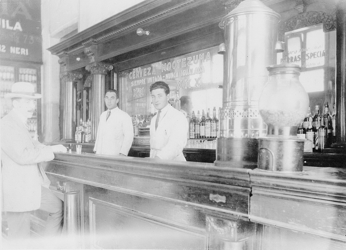 Imagen - Mariano Liñero, de Priesca (Villaviciosa), en el café donde trabajaba, en Méjico 