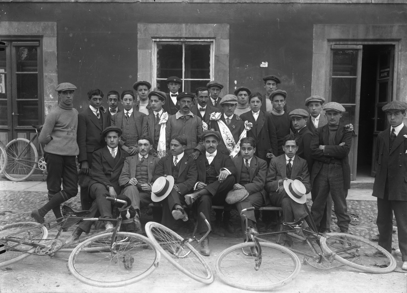 Imagen - Miembros del Sporting Club Piloñés en Villamayor (Piloña), 1919