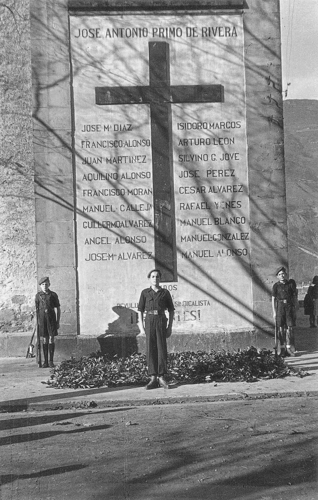 Imagen - Monumento a los caídos durante la Guerra Civil en Pola de Laviana, 1947
