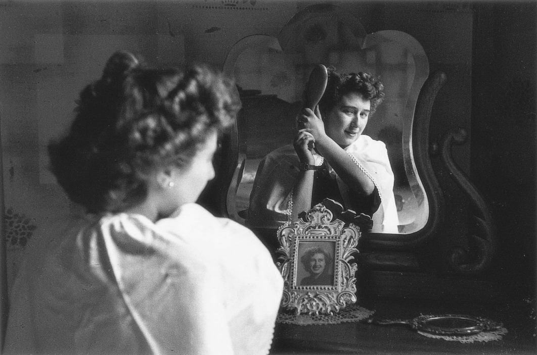 Imagen - Peinándose ante el espejo del tocador, 1949