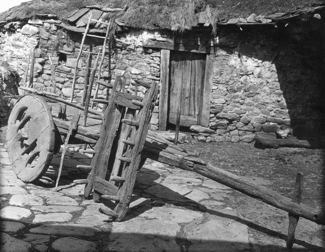Imagen - Rastrón o grada con dientes de madera y carro con rueda de “tipo leonés” en Degaña, 1927