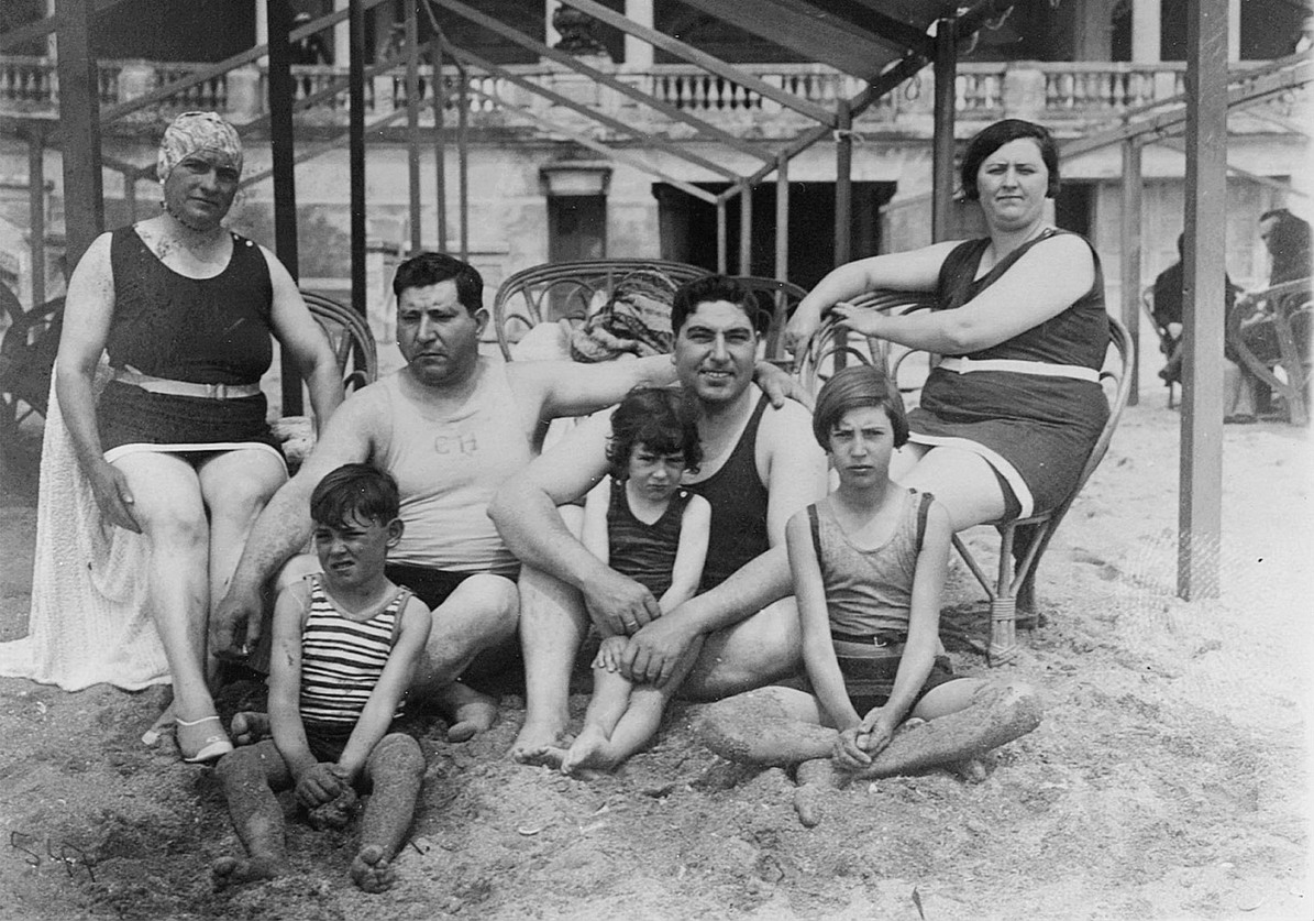Imagen - Retrato de dos hermanos emigrantes con sus familias en una playa de Mar del Plata (Argentina) 