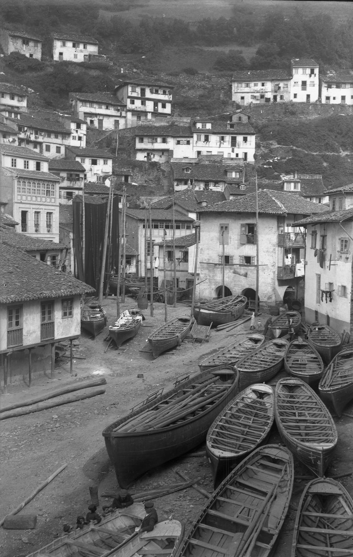 Imagen - Traineras y lanchas de pescadores en el puerto de Cudillero, 1914